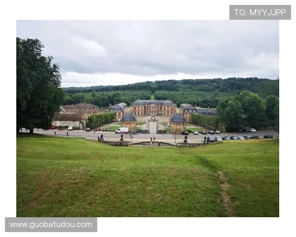 法国凡尔赛跑首迎中国品牌:特步领衔 “中国智造” 亮相凡尔赛 法国凡尔赛跑首迎中国品牌:特步领衔 “中国智造” 亮相凡尔赛